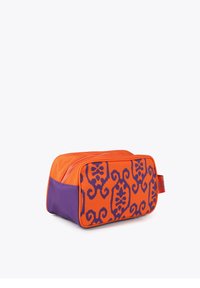 Bolso cosmético naranja y morado con cierre de cremallera. Presenta un patrón decorativo en un lado y un acabado suave. Forma rectangular.