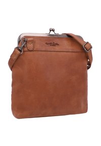 Borsa a tracolla in pelle marrone con forma piatta, chiusura con gancio metallico, tracolla regolabile e logo impresso sul davanti.