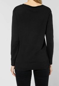 Czarny sweter z długim rękawem, z prążkowanymi mankietami i dolnym wykończeniem, z szerokim dekoltem i lekko luźnym krojem, wykonany z gładkiego dzianinowego materiału.