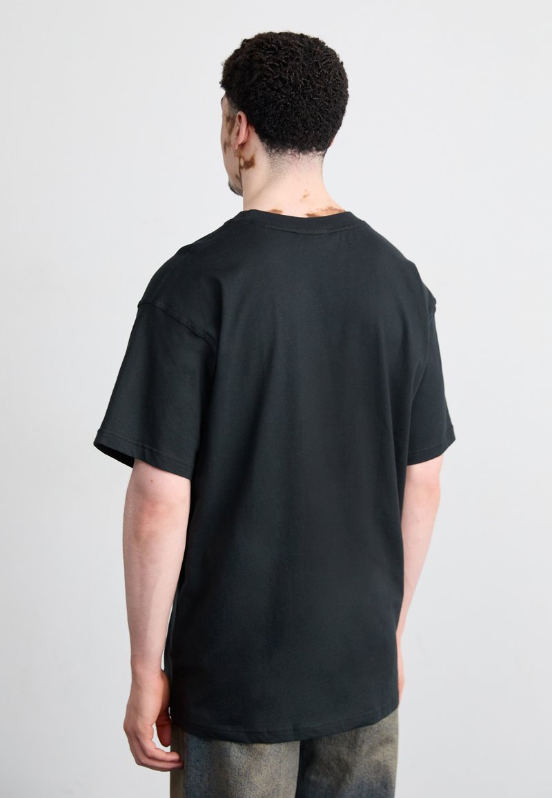 Schwarzes Baumwoll-T-Shirt mit kurzen Ärmeln, Rundhalsausschnitt und lockerer Passform. Glatte Textur mit schlichtem Design und ohne sichtbare Logos oder Muster.