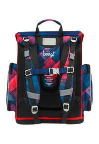 Zaino con un motivo geometrico blu, rosso e rosa, caratterizzato da tessuto a rete, spallacci regolabili e design ergonomico. Accenti e fibbie grigie.