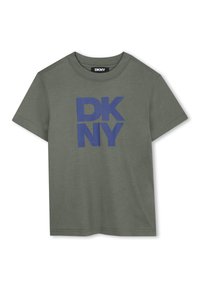 Olijfgroene katoenen T-shirt met een ronde hals, voorzien van een groot blauw "DKNY" logo op de voorkant en korte mouwen. Eenvoudig, casual ontwerp.