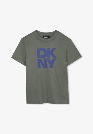 Olijfgroene katoenen T-shirt met een ronde hals, voorzien van een groot blauw "DKNY" logo op de voorkant en korte mouwen. Eenvoudig, casual ontwerp.