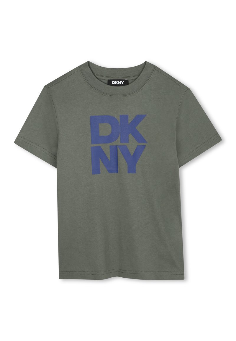 Olijfgroene katoenen T-shirt met een ronde hals, voorzien van een groot blauw "DKNY" logo op de voorkant en korte mouwen. Eenvoudig, casual ontwerp.