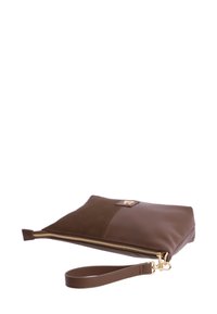 Bolso de mano de cuero marrón con una textura suave, cierre de cremallera y herrajes dorados. Cuenta con una correa para la muñeca para mayor comodidad al llevarlo.