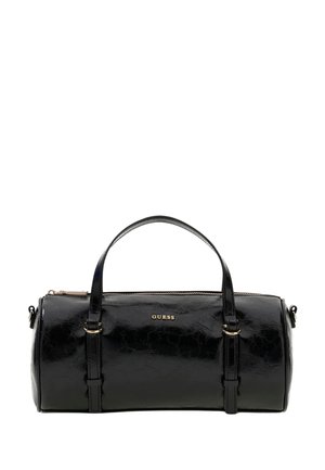 Bolso cilíndrico negro brillante con dos asas, herrajes dorados y el nombre de la marca Guess en el centro delantero.