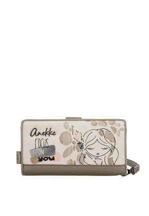 Cartera beige y topo con correa de muñeca, con una ilustración de una niña sosteniendo una antorcha y el texto "Anekke FOCUS ON you" en el panel frontal.