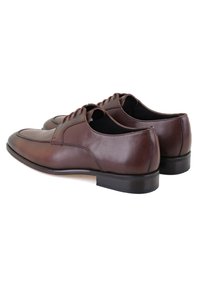 Bruine leren dresschoenen met een gladde afwerking, een ronde neus, vetersluiting en een lage zwarte rubberen hak.