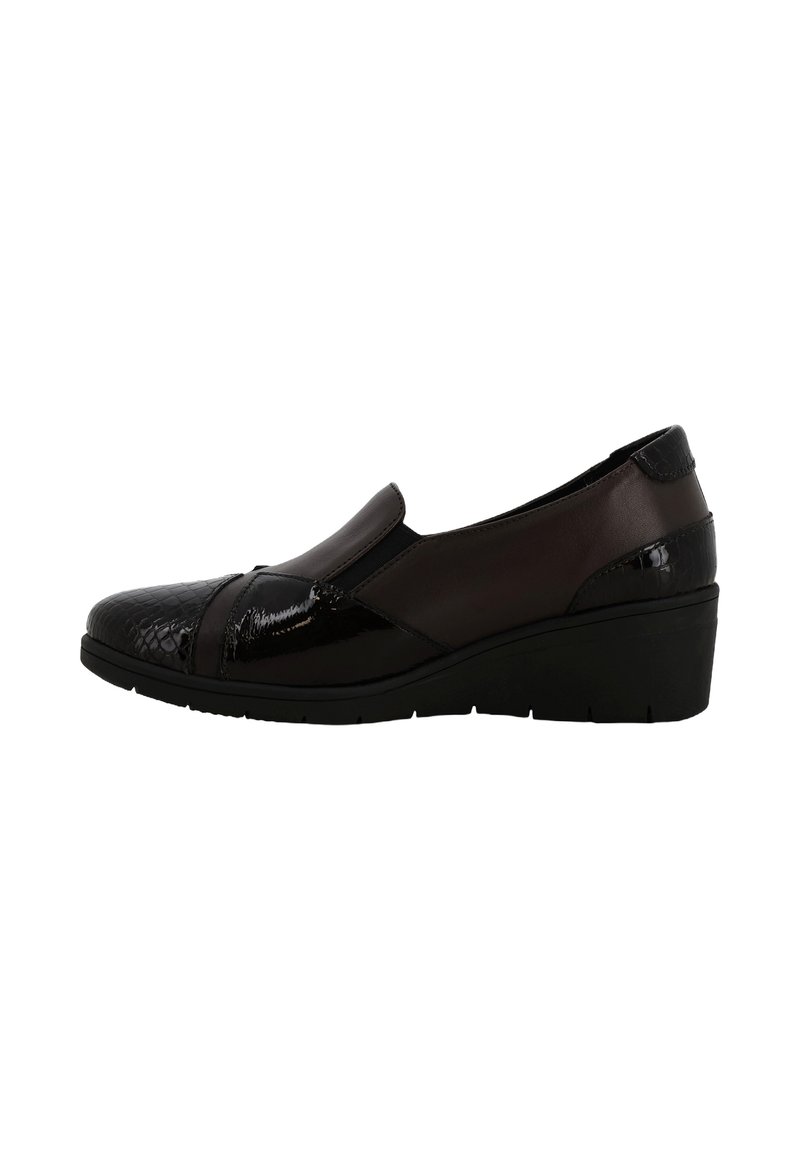 Scarpe slip-on nere con pannelli lisci e testurizzati, una finitura lucida e un tacco a basso wedge con suola imbottita.