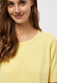 PEPPERCORN PCTANA - Pamata T-krekls - pale yellow