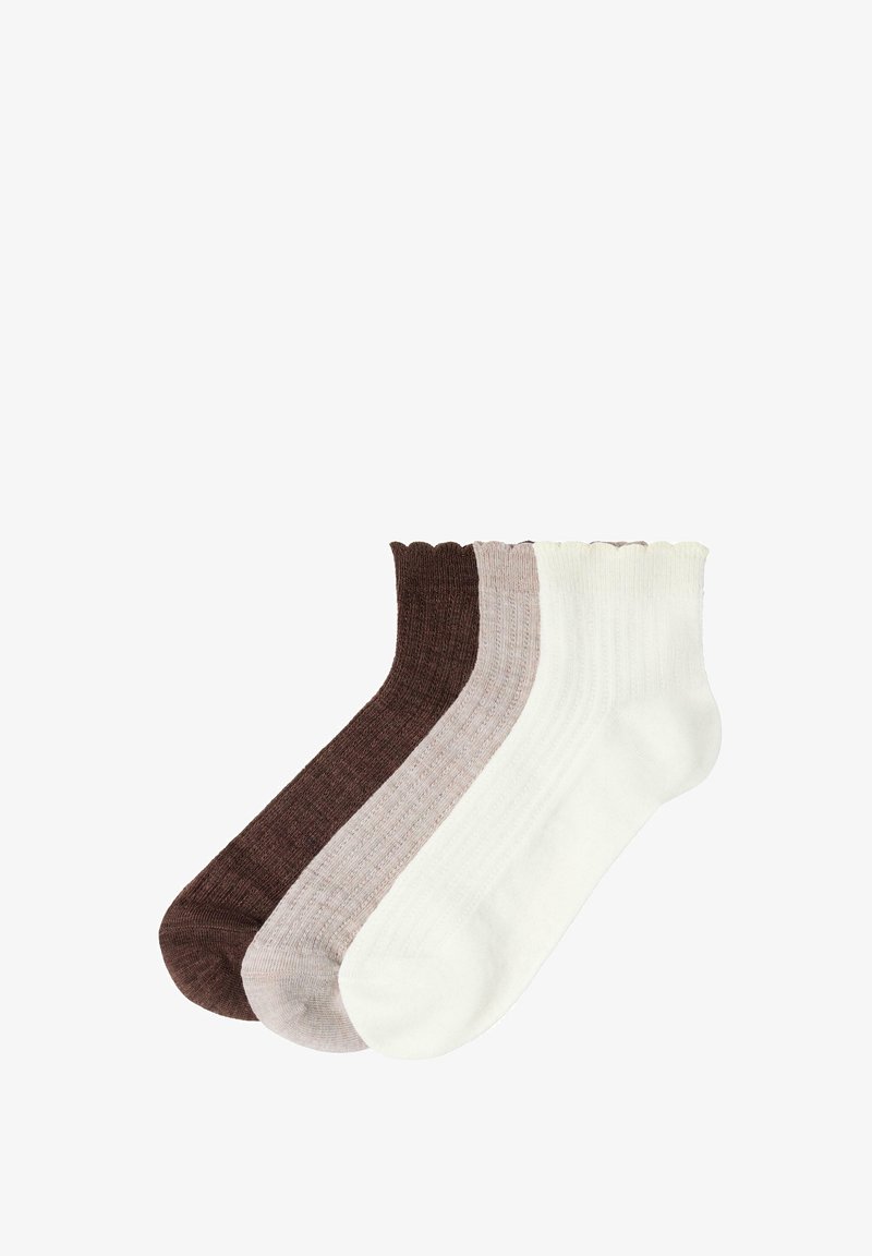 Drie paar enkelsokken: donkerbruin, lichtbeige en wit, met ribbelstructuur en gegolfde bovenranden. Van een katoenmix.