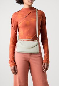 Pieces PCCIA CROSSBODY BAG - Cross body bag - cloud dancer detail/gold-coloured