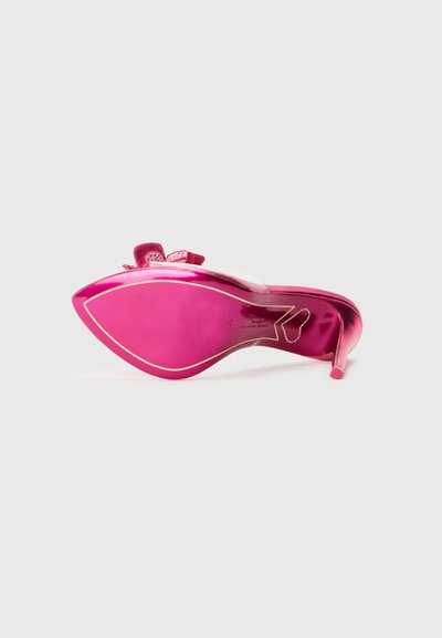 Rosa High-Heel-Schuh aus der Sohle betrachtet, mit spitzem Zehenbereich, dekorativem Bogen mit Kristallen und Stiletto-Absatz auf weißem Hintergrund.