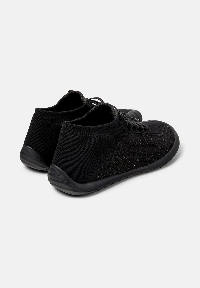 Svarta sportskor med textilmaterial, med lågskuren design och snören, vinklade för att visa häl- och sidoprofil.