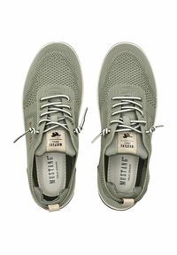 Světlezelené tenisky vyrobené z prodyšného materiálu. Mají elastické tkaničky a nášivku s logem na jazyku. Bílé gumové podrážky s texturovanými detaily.