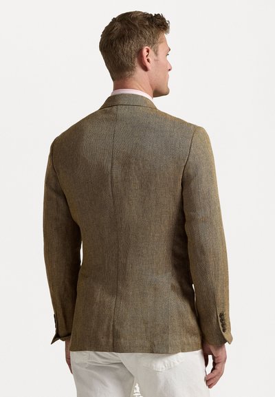 Hnědý lněný blazer s přiléhavým střihem, klopami a zapínáním na dva knoflíky. Obsahuje strukturovanou látku a manžety na knoflíky.