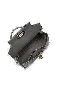 Borsa a tracolla in pelle grigia con un design strutturato, caratterizzata da una chiusura in hardware dorato e un interno liscio e foderato.