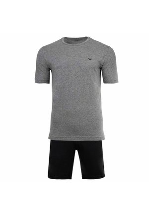 Szara koszulka z krótkim rękawem i okrągłym dekoltem, z małym czarnym logo na piersi, zestawiona z prostymi, czarnymi szortami do kolan.