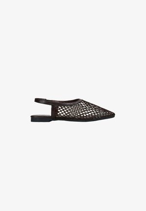 Zapato slingback plano de color marrón oscuro con punta puntiaguda y diseño de malla abierta en la parte superior.