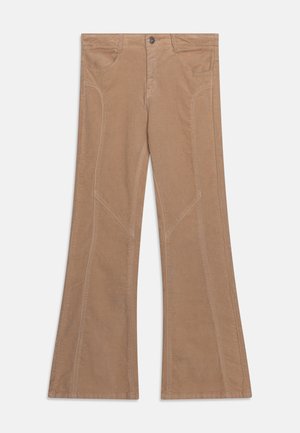Pantalons évasés en velours côtelé beige avec une jambe large, dotés de deux poches avant et d'une couture visible le long des coutures. Tissu texturé, finition lisse.
