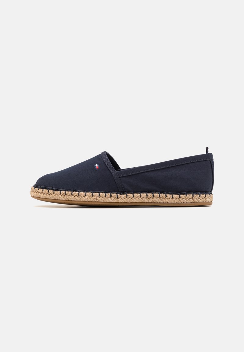 Espadrille en toile marine avec semelle en jute tressé, design à bout rond et accents minimalistes sur la tige, avec un petit détail de logo.