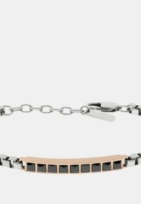 Bracciale a catena in argento con una sporgenza curvata in oro rosa che presenta otto pietre nere quadrate. Texture liscia con una chiusura sicura.