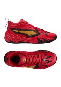 Scarpe da ginnastica rosse con parte superiore in rete, accenti neri a zigzag e dettagli gialli. Presentano una suola imbottita e un motivo testurizzato.
