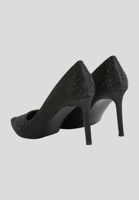 Czarne buty na wysokim obcasie z ostrym noskiem, o teksturowanej powierzchni ozdobionej małymi, błyszczącymi zdobieniami.