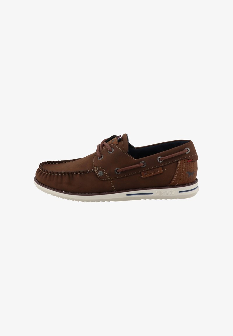 Chaussure bateau en cuir marron avec couture mocassin, bout rond, lacets et semelle en caoutchouc blanche contrastante avec des accents bleus.