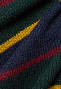 Strickstoff mit horizontalen Streifen in dunkelgrün, burgunderrot, marineblau und gelb. Strukturiert, mit einem weichen, dicken Erscheinungsbild.