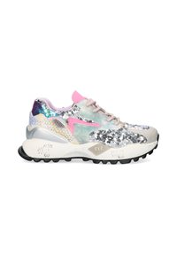 Zapatilla de running colorida que presenta una mezcla de lentejuelas, un empeine texturizado en plata y azul claro, acentos en rosa y una suela de goma negra.