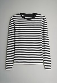 Garām piedurknēm krekls ar melnbaltiem horizontāliem svītrām, apaļu izgriezumu un mīkstu materiālu ar gludu tekstūru.