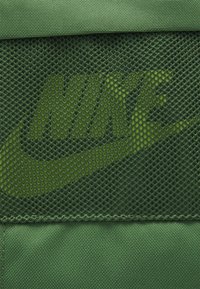Nike Sportswear ELEMENTAL UNISEX - Ruksak - treeline/vivid green