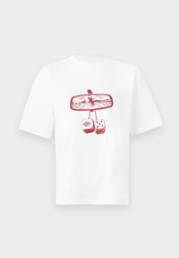 Λευκό T-shirt με κόκκινο γραφικό ενός καθρέφτη οπισθοπορείας που δείχνει έναν καουμπόι πάνω σε άλογο και δύο θολές ζάρια που κρέμονται από κάτω.