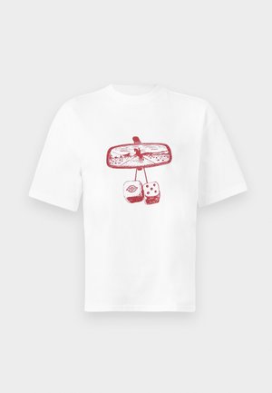 Fehér póló piros grafikával, amely egy visszapillantó tükröt ábrázol, amin egy lovon ülő cowboy és alatta két bolyhos dobókocka látható.