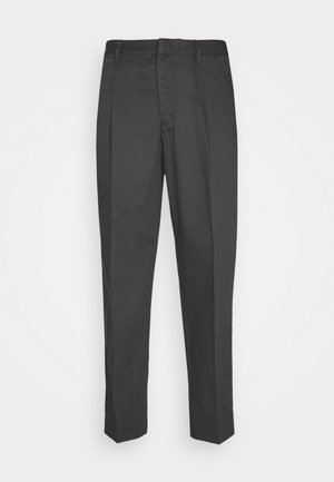 Czarne spodnie o prostym kroju, wykonane z miękkiego materiału, z przednimi zakładkami i płaskim pasem dla czystego wykończenia.