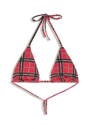 Czerwono-czarny trójkątny top od bikini w kratę z regulowanymi wiązaniami na szyi i plecach na białym tle.