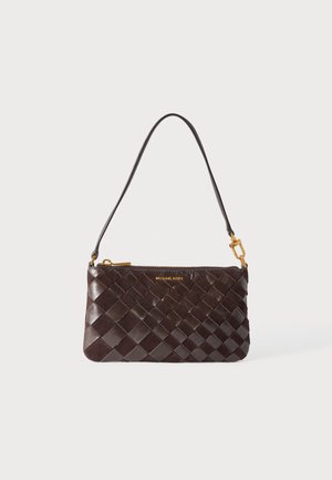 Tmavohnedá tkaná kožená kabelka Michael Kors so zlatým zipsom a odnímateľným ramenným popruhom na jednofarebnom pozadí.