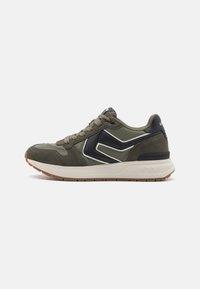 Zapatilla deportiva verde olivo con una combinación de materiales de ante y nylon, que presenta un diseño de acento negro y una suela de goma marrón.