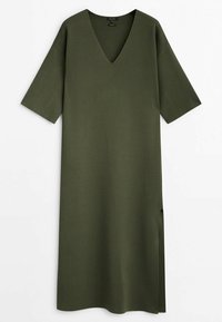 Robe vert olive avec un col en V, manches courtes et fente latérale. Conçue en tissu tricoté lisse avec une coupe décontractée.