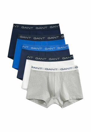 Cinq paires de boxers pour hommes empilées, couleurs marine, bleu, bleu foncé, blanc et gris, avec le logo GANT sur les ceintures élastiques.