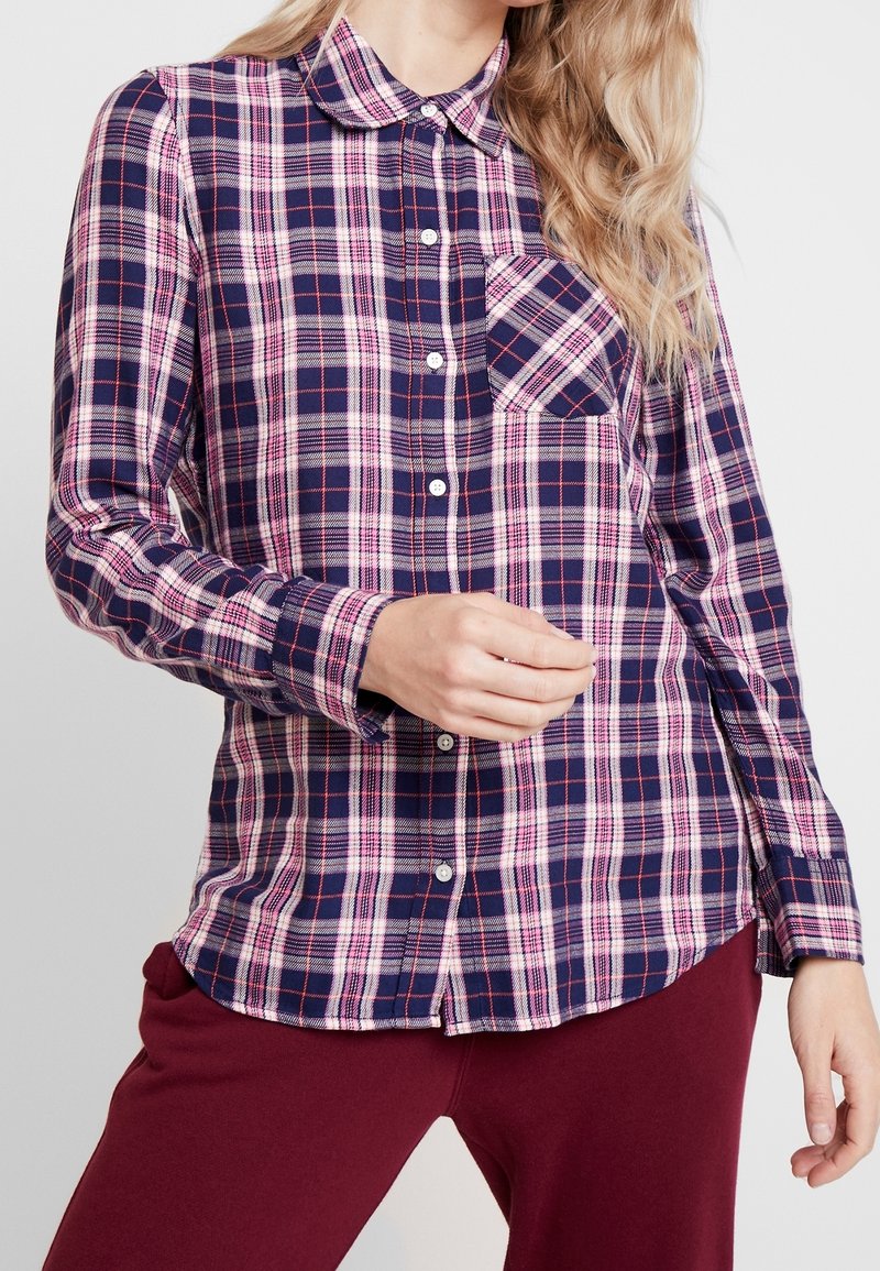 Marinblå och rosa rutig skjorta med knapp, kavajliknande hals och bröstficka, med långa ärmar och klassisk passform.