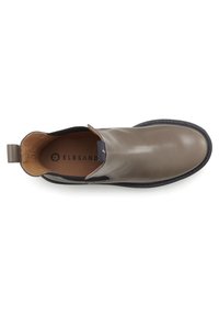 Grijze leren enkelboot met elastische zijpanelen, een trekhaak en een gladde afwerking. Bevat een tan interieur en een zwarte zool.