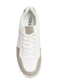 Sneaker bianco con accenti in suede grigio, design con lacci, texture perforata sui lati e etichetta "44 CREEKS" all'interno della linguetta.