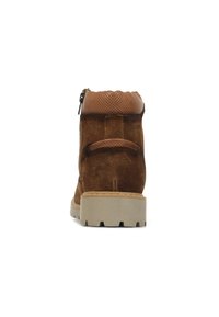 Stivale alla caviglia in suede marrone con un colletto in pelle beige texture, cerniera laterale e suola in gomma bianca spessa. Presenta un design elegante per la punta e il retro.