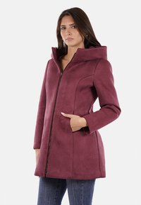 Cappotto Bordeaux con cappuccio, chiusura con zip, tasche laterali, texture liscia e vestibilità sartoriale, con dettagli delle cuciture e colletto strutturato.