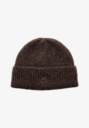 Bruine gebreide beanie met een geribde boord, gemaakt van een gestructureerde stof, met een subtiele geborduurde logo aan de voorkant.