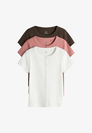 Trei bluze scurte cu mâneci scurte, cu nasturi și model răsucit, în alb, roz și maro închis, așezate una peste alta, cu cea albă deasupra.