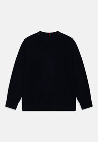 Suéter negro de punto con escote en V, mangas largas, puños y dobladillo acanalados, con un pequeño acento rojo y blanco en la parte posterior del cuello.