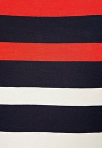 Pletená látka s horizontálními pruhy v červené, námořnické modré, bílé a světle modré barvě. Hladká textura s jednotnou barevnou distribucí.